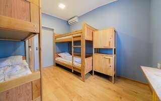 Хостелы Friday Hostel Одесса Кровать в общем номере с 5 кроватями-5