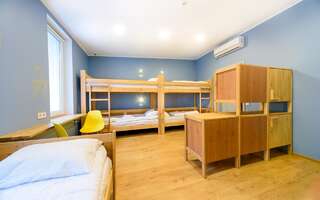 Хостелы Friday Hostel Одесса Кровать в общем номере с 7 кроватями-2