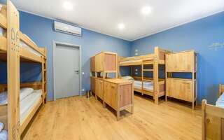 Хостелы Friday Hostel Одесса Кровать в общем номере с 7 кроватями-3